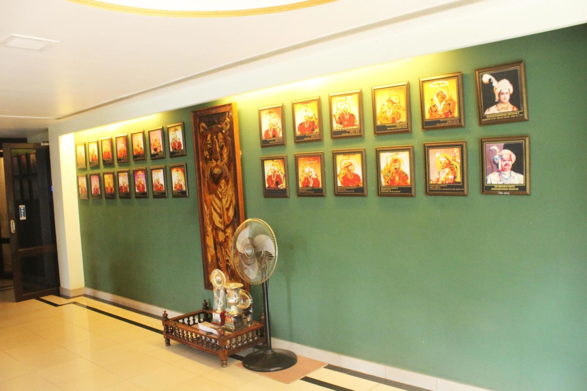 Royal Inn Mysore Buitenkant foto